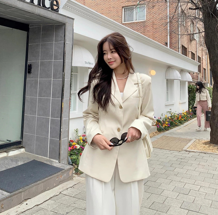 Blazer màu trắng rất trang nhã nhưng cũng mang đến hiệu quả &quot;hack&quot; tuổi nhờ sự tươi tắn, rạng rỡ. Blazer màu trắng còn là &quot;bảo chứng&quot; cho vẻ ngoài nữ tính, dịu dàng. Có nhiều cách phối đồ với áo blazer màu trắng. Yêu thích phong cách tối giản, nên diện blazer trắng cùng với áo trơn màu, quần âu hoặc chân váy suông. Nổi bật hơn là công thức blazer trắng + áo họa tiết và quần jeans…, công thức này giúp &quot;hack&quot; tuổi nhưng vẫn sang trọng.