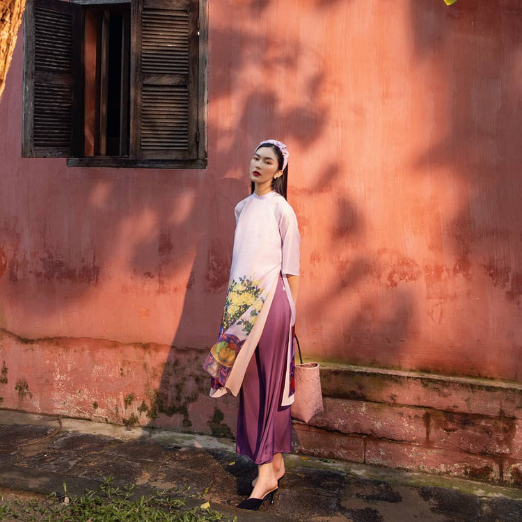 Nói đến những mẫu giày lý tưởng để diện cùng áo dài, không thể quên nhắc tới những đôi mule. Với thiết kế hở gót, đôi giày này sẽ tạo hiệu ứng thoáng chân, giúp &quot;ăn gian&quot; vài phân chiều cao cho người diện (về phần nhìn). Quan trọng không kém, mule mang đến vẻ phóng khoáng nhưng không kém phần bay bổng, lãng mạn cho chiếc áo dài, lên hình sống ảo thì tuyệt xinh.