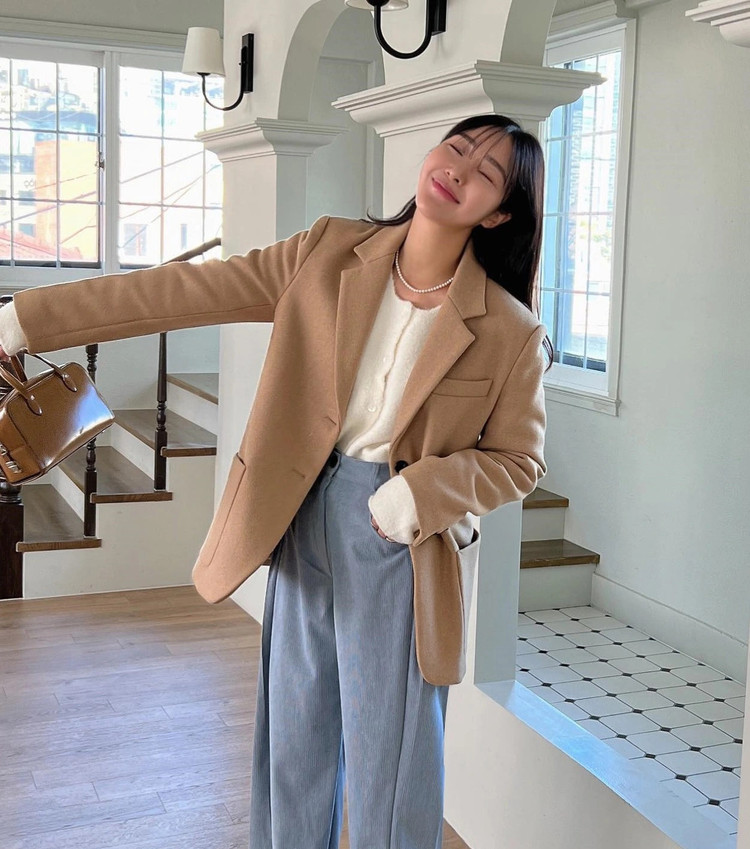 Mang tông màu trung tính nhưng blazer màu be vẫn có sự tươi tắn, rạng rỡ. Do đó, mẫu áo này sẽ giúp cả set trang phục của bạn thêm trẻ trung. Chị em đừng chỉ kết hợp áo blazer màu be với những item trơn màu trung tính. Hãy làm mới style bằng cách diện áo blazer màu be cùng quần màu xanh pastel hay áo len họa tiết… Như vậy, bạn sẽ có vẻ ngoài nổi bật, tươi trẻ nhưng vẫn ghi điểm hài hòa và tinh tế.