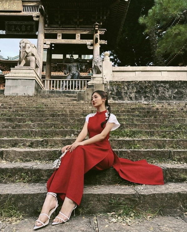 Sandal cao gót quai mảnh giúp người diện &quot;ăn gian&quot; chiều cao siêu đỉnh. Chưa kể, với thiết kế đặc trưng, kiểu giày này mang đến vẻ đẹp phóng khoáng nhưng không kém phần nữ tính cho chị em. Cuối cùng, sandals cao gót quai mảnh còn giúp các nàng khoe trọn bộ móng chân xinh xắn.