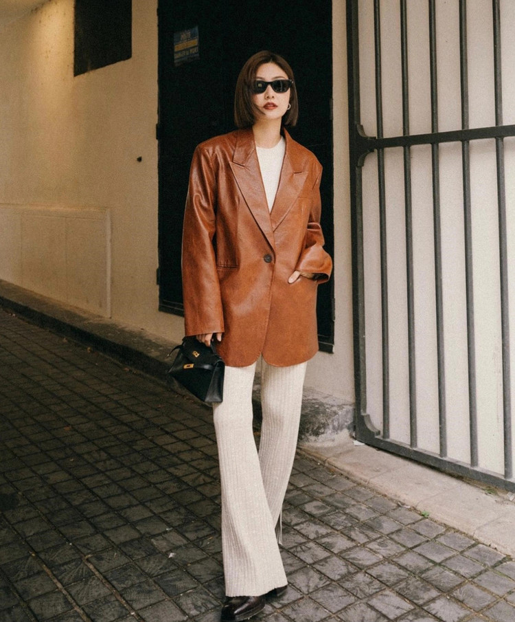 Áo blazer vải da có sự nổi bật và cá tính nhưng cũng rất sang trọng. Bên cạnh tông màu đen, áo blazer vải da còn có các gam màu như nâu, be hoặc trắng kem… Những phiên bản này đều giúp &quot;hack&quot; tuổi hiệu quả. Áo blazer vải da kết hợp ăn ý với các mẫu áo trơn màu, quần jeans hoặc quần âu để tạo nên những bộ trang phục ấn tượng.