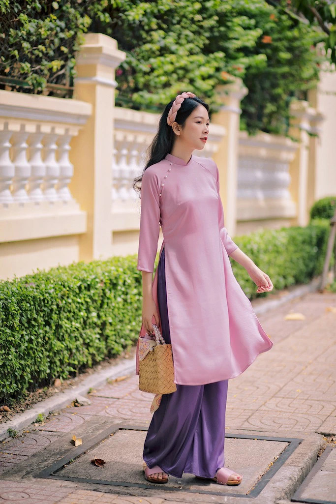 Guốc mộc - món phụ kiện tưởng chừng đã đi vào quên lãng nhưng nay lại trở thành item được chị em săn đón nhiệt tình. Đôi guốc mộc thời nay đã được biến tấu đa dạng với nhiều kiểu dáng, màu sắc. Nhưng nhìn chung vẫn mang đậm vẻ đẹp cổ điển, dân dã và đậm màu sắc người phụ nữ Việt. Guốc mộc hợp nhất là diện cùng áo dài dáng suông.