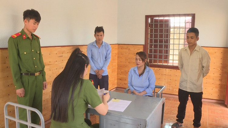 Đối tượng Nguyễn Thị Hoa cơ quan điều tra đang lấy lời khai. Ảnh nhandan