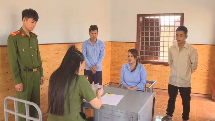 Đối tượng Nguyễn Thị Hoa cơ quan điều tra đang lấy lời khai. Ảnh nhandan