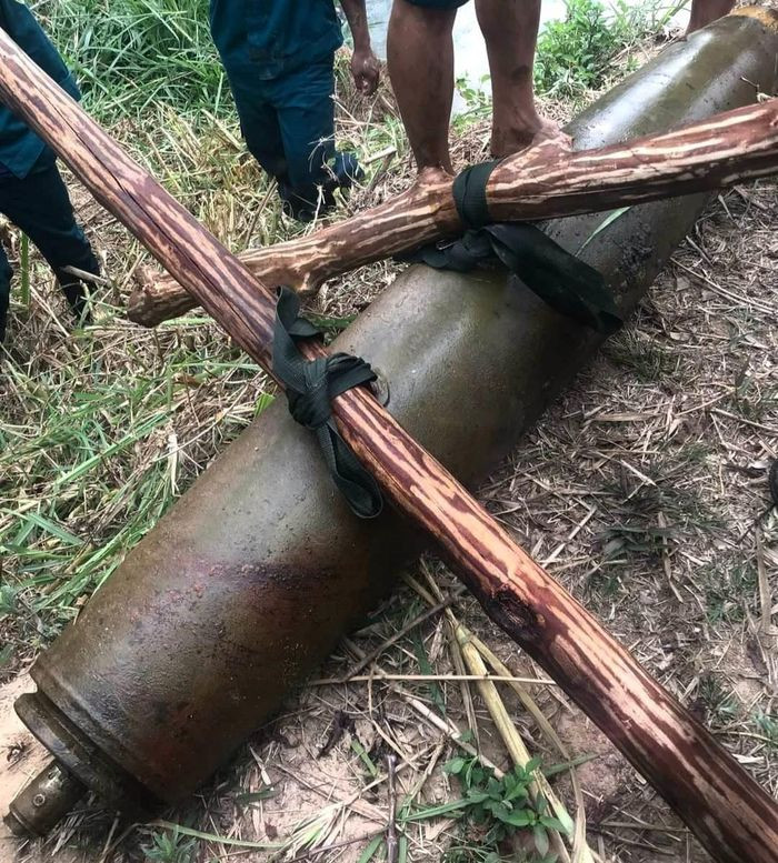 Quả bom được người dân phát hiện khi đi làm rẫy ở dưới suối - Ảnh: Công Lý