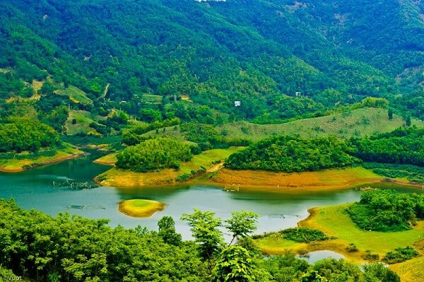 Thung Nai được ví như “Hạ Long trên cạn”. Ảnh Vntrip