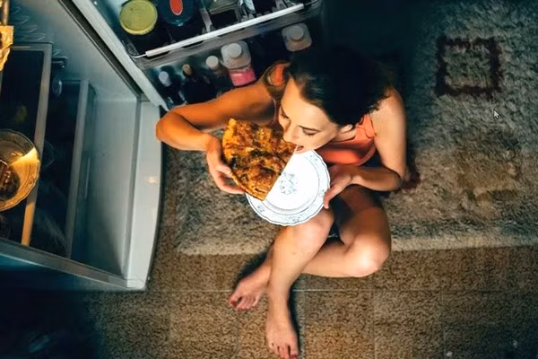 Ăn tối sai cách không chỉ hại dạ dày còn âm thầm rút ngắn tuổi thọ. Ảnh minh họa