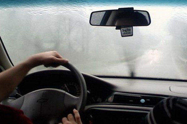 Mẹo xử lý kính ô tô bị mờ khi trời mưa ẩm, sương mù ảnh 1