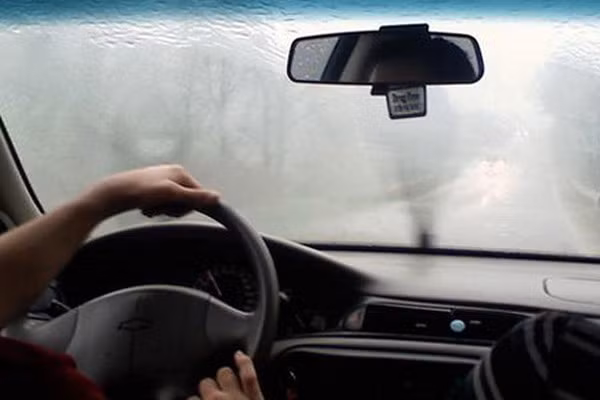 Mẹo xử lý kính ô tô bị mờ khi trời mưa ẩm, sương mù ảnh 1