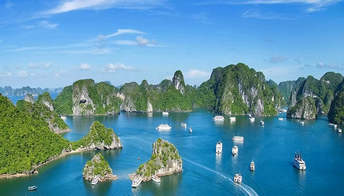 Vịnh Hạ Long sở hữu vẻ đẹp xanh thẳm của trời mây, của núi non, của biển nước.