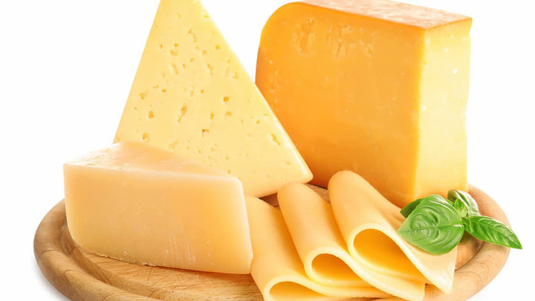 Phô mai là một nguồn canxi và protein tuyệt vời, tuy nhiên nó cũng tương đối nhiều muối. Ảnh minh họa