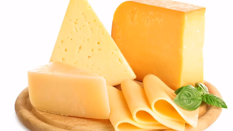 Phô mai là một nguồn canxi và protein tuyệt vời, tuy nhiên nó cũng tương đối nhiều muối. Ảnh minh họa