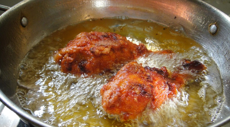 Không nên ăn quá nhiều chất béo, dầu mỡ vào buổi tối. Ảnh minh họa