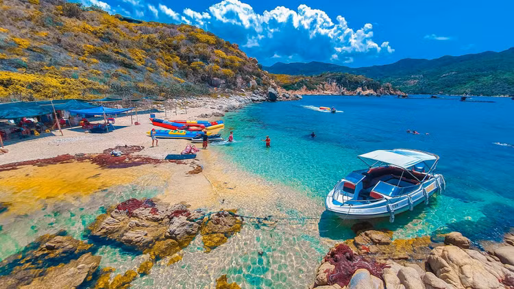 Viên ngọc bích giữa miền nắng gió Ninh Thuận. Ảnh IVIVU4