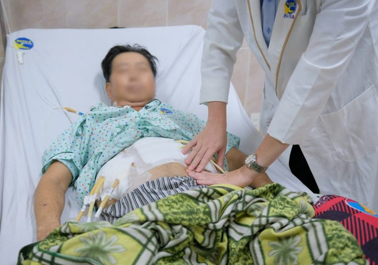 Bác sĩ thăm khám cho bệnh nhân. Ảnh BVCC