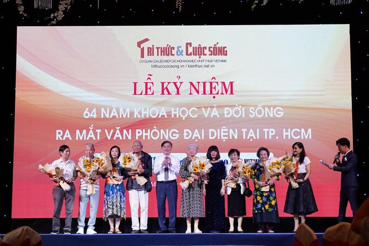 TSKH Phan Xuân Dũng – Bí thư Đảng đoàn, Chủ tịch Liên hiệp các Hội Khoa học và Kỹ thuật Việt Nam và bà Nguyễn Thị Mai Hương - Phó Tổng biên tập Phụ trách Báo Tri thức &amp; Cuộc sống tặng hoa và kỷ niệm chương tri ân các nguyên lãnh đạo, cán bộ, phóng viên từng công tác tại ấn phẩm Khoa học và Đời sống.