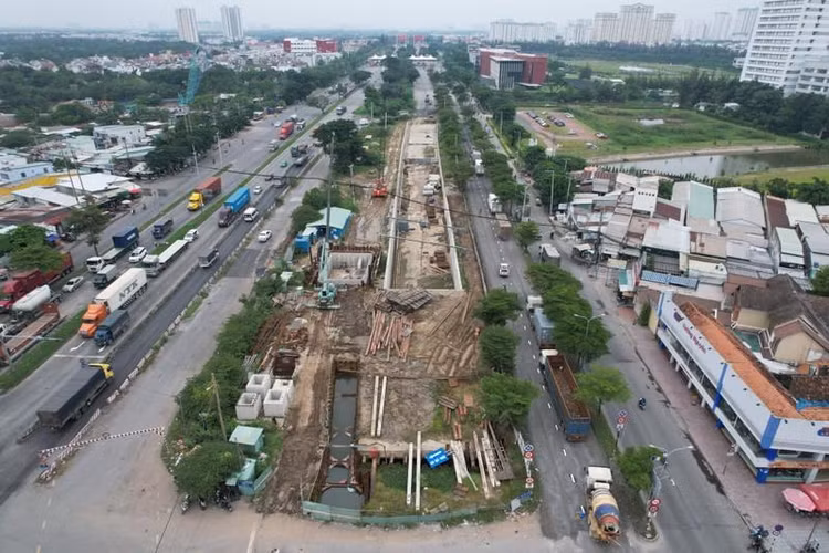 Nút giao hầm chui Nguyễn Văn Linh - Nguyễn Hữu Thọ được khởi công từ tháng 4/2020. Dự án có tổng mức đầu tư 830 tỷ đồng, sử dụng nguồn vốn ngân sách Thành phố. Chủ đầu tư là Ban Quản lý dự án đầu tư xây dựng các công trình giao thông.