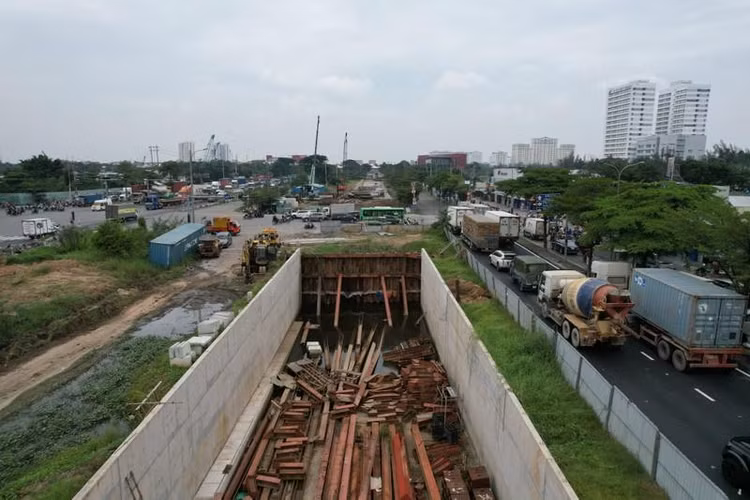 Trong khu vực công trường nhiều nguyên vật liệu xây dựng đã bị hoen gỉ theo thời gian.