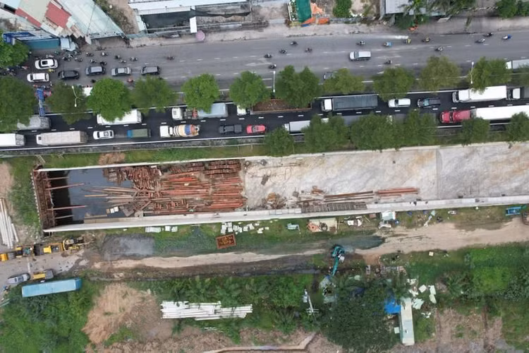 Mới đây, Sở Giao thông - Vận tải phải quyết định đình chỉ đơn vị thi công vì gây hư hỏng mặt đường nhưng chậm khắc phục dù cơ quan chức năng đã 2 lần yêu cầu chấn chỉnh. Tại thời điểm quyết định được đưa ra, mặt đường nhiều đoạn thi công dự án bị nứt nẻ, lún sâu... gây mất an toàn.