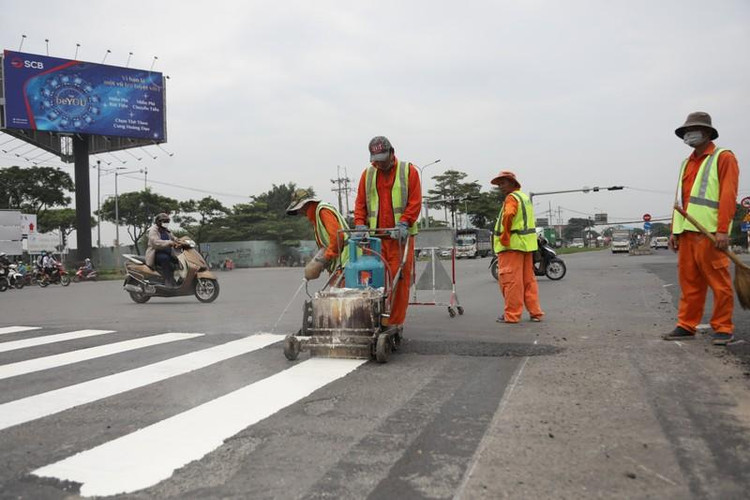 Nhiều mảng mặt đường được đơn vị thi công bóc gỡ, trải lớp nhựa mới, xe cộ đã được lưu thông an toàn trở lại.