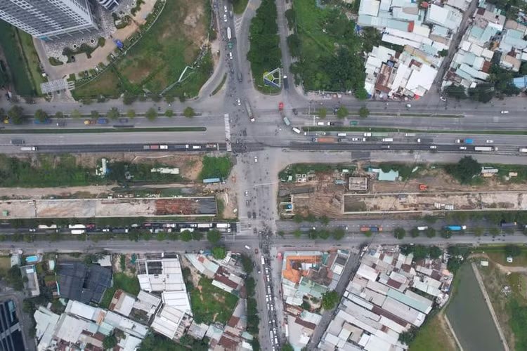 Công trình gồm hai hầm ở mỗi chiều đường Nguyễn Văn Linh, mỗi hầm dài 456 m, ba làn xe, vận tốc 60 km/h; phía trên làm đảo tròn cùng các nhánh rẽ.