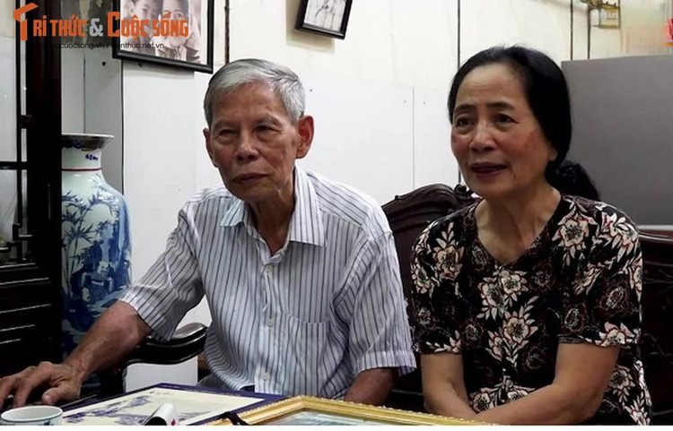 Hai vợ chồng ông Lê Sửu xúc động nhớ lại khoảnh khắc ngày Giải phóng Thủ đô.