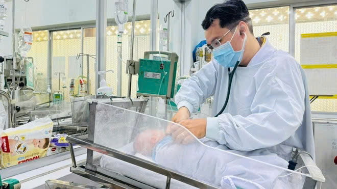 Bác sĩ điều trị cho trẻ bị rối loạn chuyển hóa bẩm sinh. Ảnh: BVCC