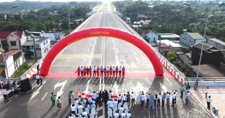 Toàn cảnh lễ cắt băng khánh thành Đại lộ Đông Tây Tp Buôn Ma Thuột. (Ảnh TT)