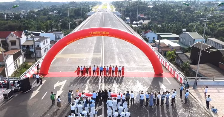 Toàn cảnh lễ cắt băng khánh thành Đại lộ Đông Tây Tp Buôn Ma Thuột. (Ảnh TT)