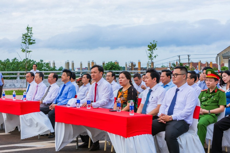 Các đại biểu dự lễ khánh thành đường Đại lộ Đông Tây TP Buôn Ma Thuột (Ảnh TT)