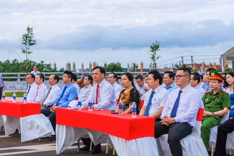 Các đại biểu dự lễ khánh thành đường Đại lộ Đông Tây TP Buôn Ma Thuột (Ảnh TT)