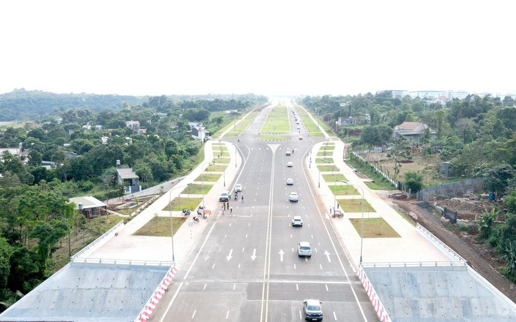 Đại lộ Đông - Tây dài gần 7 km, nối trung tâm thành phố đi sân bay Buôn Ma Thuột.