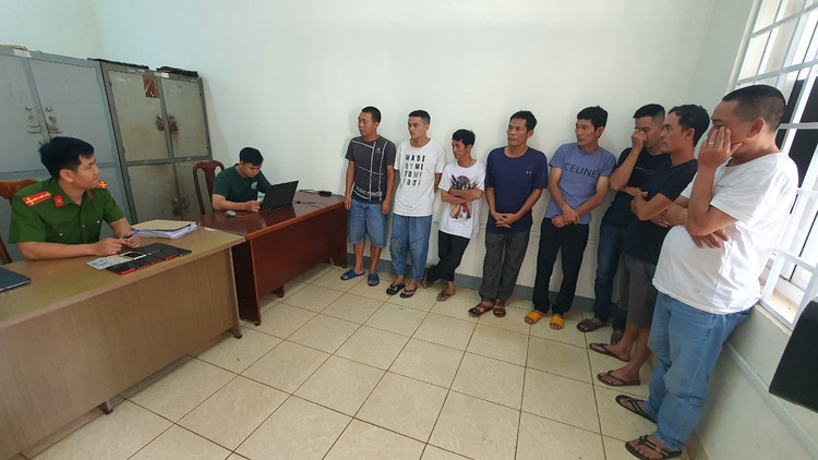 Các đối tượng trong đường dây cá độ tại cơ quan công an.