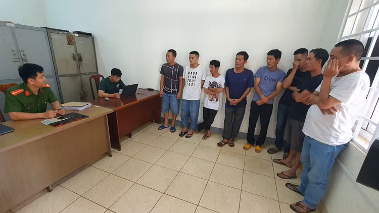 Các đối tượng trong đường dây cá độ tại cơ quan công an.