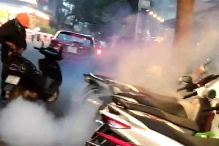 Người đàn ông nẹt pô xe xả khói nghi ngút vào quán bún đậu mắm tôm (Ảnh: Chụp màn hình clip).