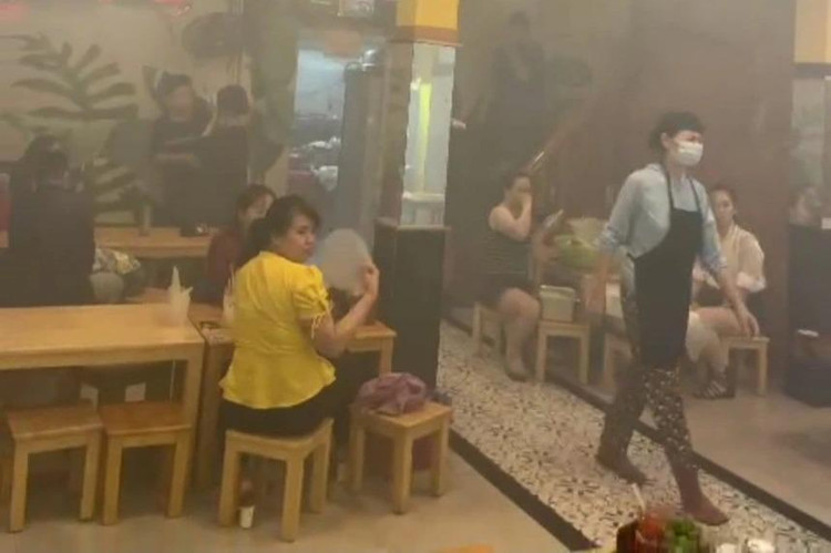 Khách hàng không chịu nổi khói và phải rời quán ăn (Ảnh: Chụp màn hình clip).