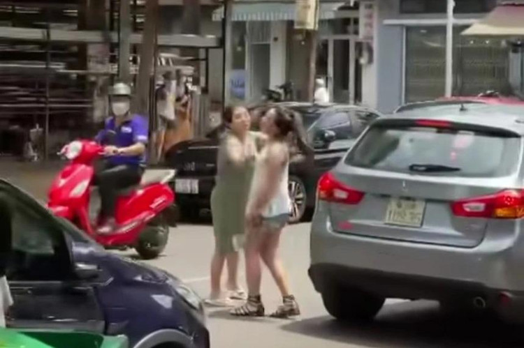 Quản lý của quán bún đậu (áo trắng) bị người phụ nữ tát nhiều cái vào mặt (Ảnh: Chụp màn hình clip).