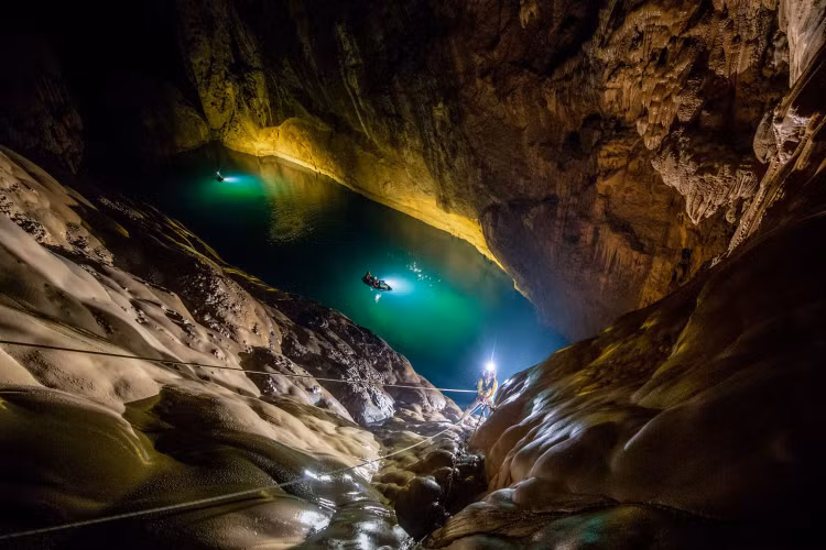 Leo lên bức tường Việt Nam. Ảnh Oxalis Adventure