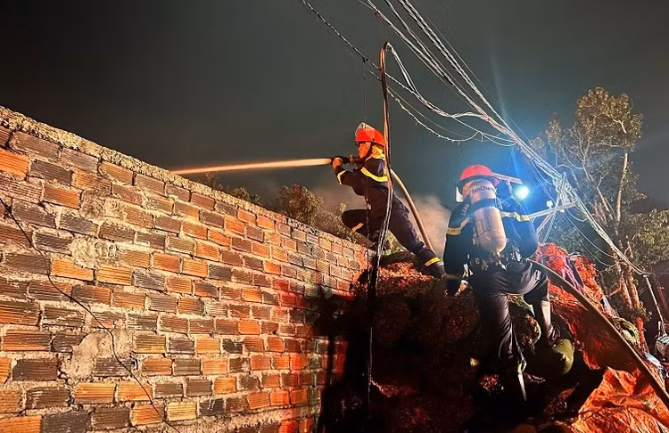 Lực lượng chức năng đã kịp thời dập tắt vụ cháy, may mắn không thiệt hại về người.