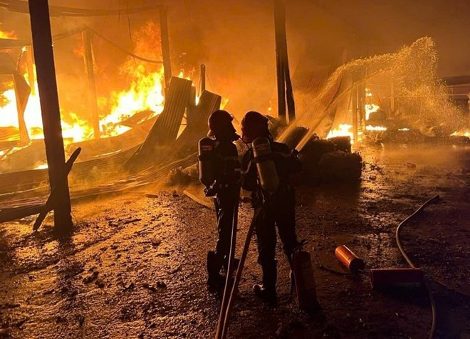 Hiện trường vụ cháy lớn xưởng phế liệu tại huyện Eakar.