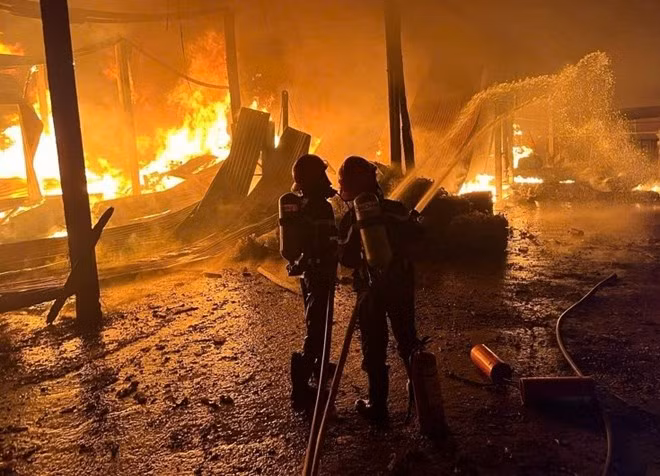 Hiện trường vụ cháy lớn xưởng phế liệu tại huyện Eakar.