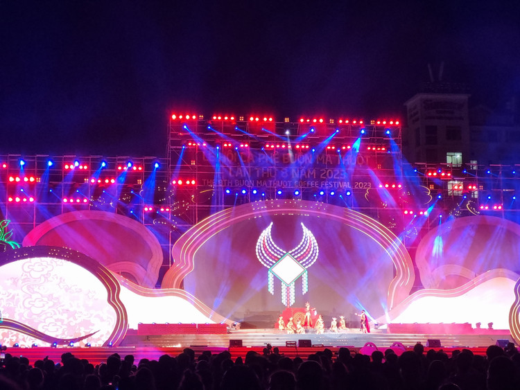 Hình ảnh biểu diễn Ca kịch “Khát vọng Dam Săn” tại sân khấu Lễ hội Cà phê Buôn Ma Thuột lần thứ 8.