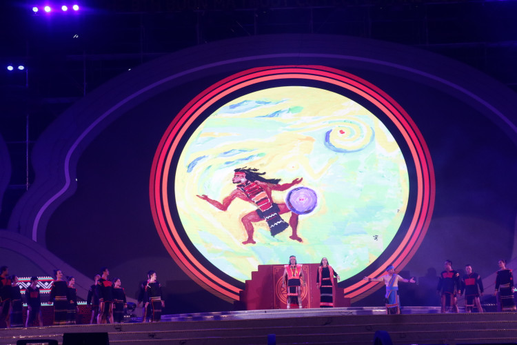 Hình ảnh biểu diễn Ca kịch “Khát vọng Dam Săn” tại sân khấu Lễ hội Cà phê Buôn Ma Thuột lần thứ 8.