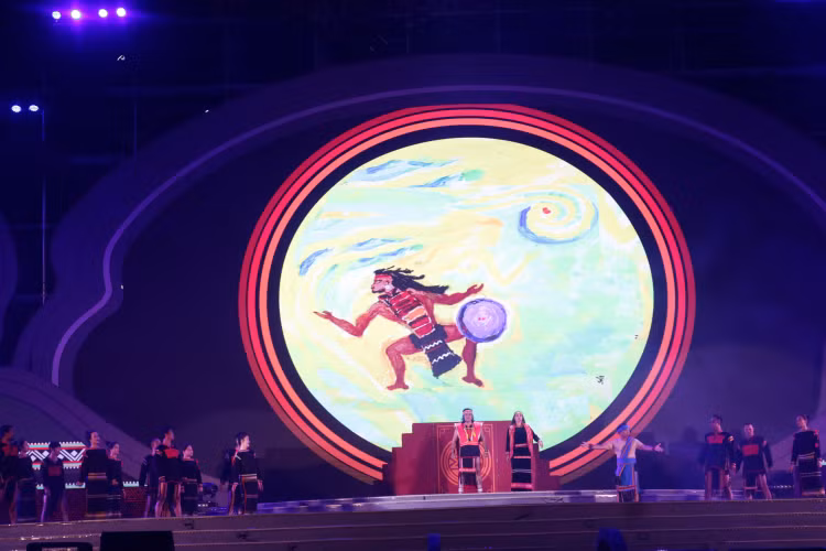 Hình ảnh biểu diễn Ca kịch “Khát vọng Dam Săn” tại sân khấu Lễ hội Cà phê Buôn Ma Thuột lần thứ 8.