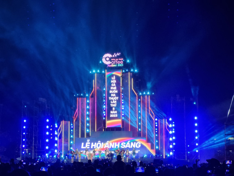 Hơn 9h tối 11/3, tại Quảng trường 10/3, thành phố Buôn Ma Thuột (tỉnh Đắk Lắk) đã diễn ra chương trình Lễ hội ánh sáng với chủ đề “Thế giới cà phê - Bừng sáng Ban Mê”.