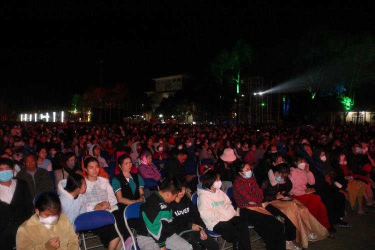 Đông đảo khán giả đến xem và cổ vũ.