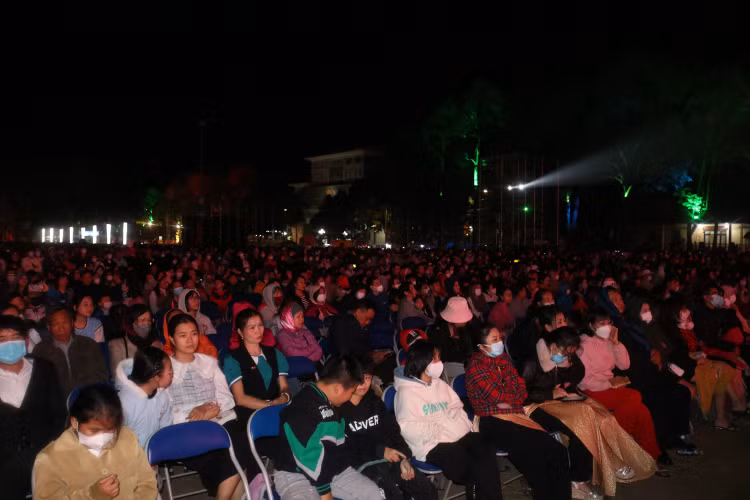 Đông đảo khán giả đến xem và cổ vũ.