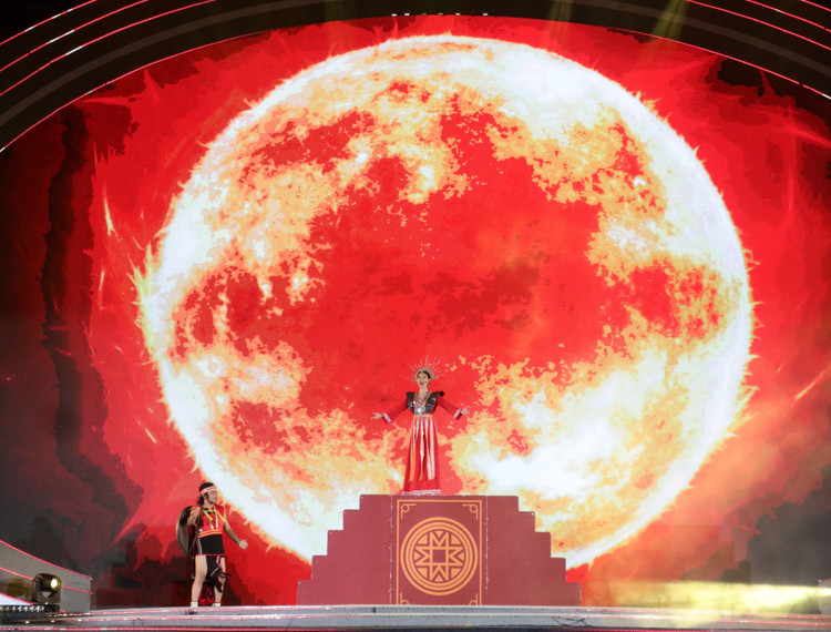 Hình ảnh biểu diễn Ca kịch “Khát vọng Dam Săn” tại sân khấu Lễ hội Cà phê Buôn Ma Thuột lần thứ 8.