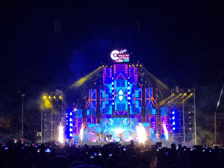 Lễ hội Ánh sáng “Thế giới cà phê - Bừng sáng Ban Mê” thu hút hàng chục ngàn người dân và du khách tham gia.