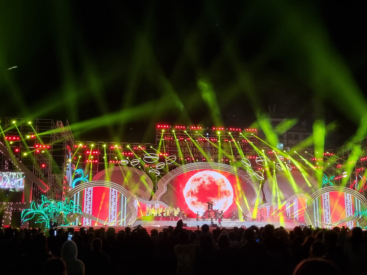 Hình ảnh biểu diễn Ca kịch “Khát vọng Dam Săn” tại sân khấu Lễ hội Cà phê Buôn Ma Thuột lần thứ 8.